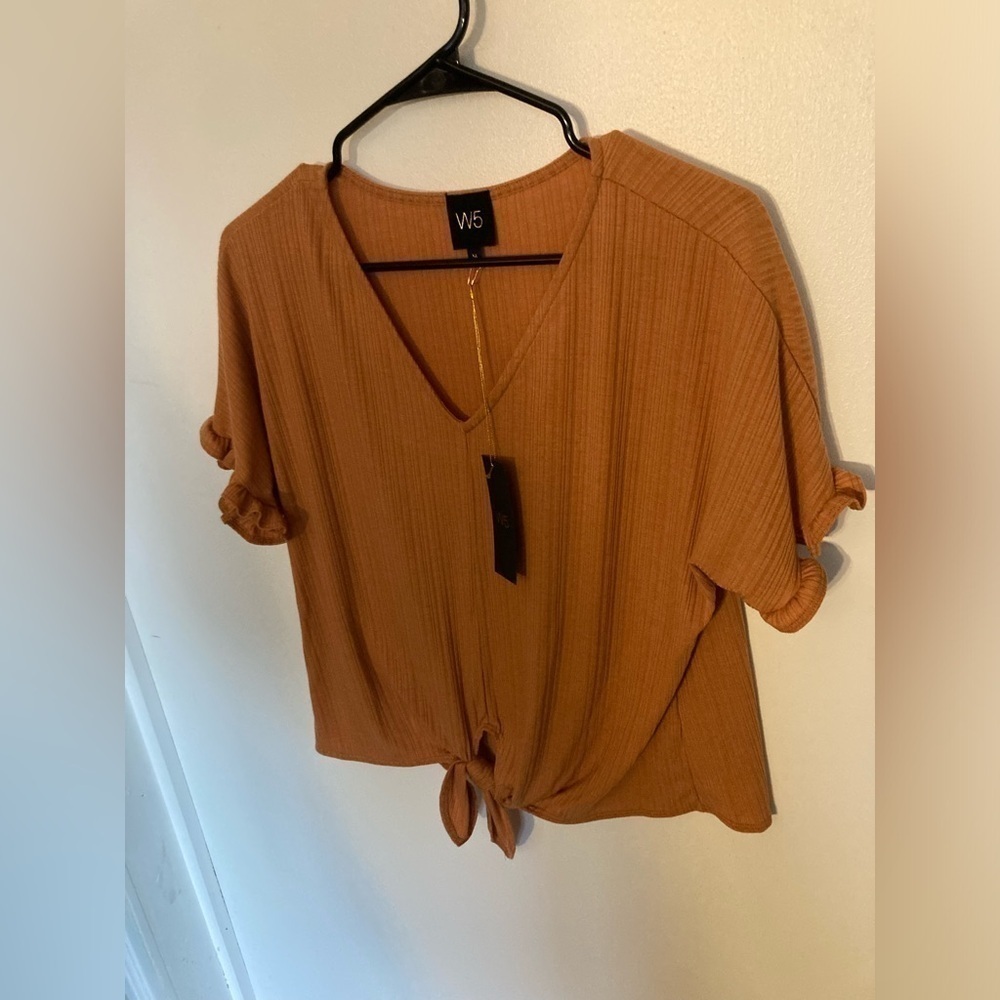W5 cropped style short sleeve shirt in size medium in an dark orange color. NWT
